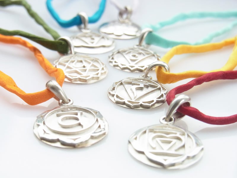 Schmuck mit sieben Chakra Symbol Anhängern
