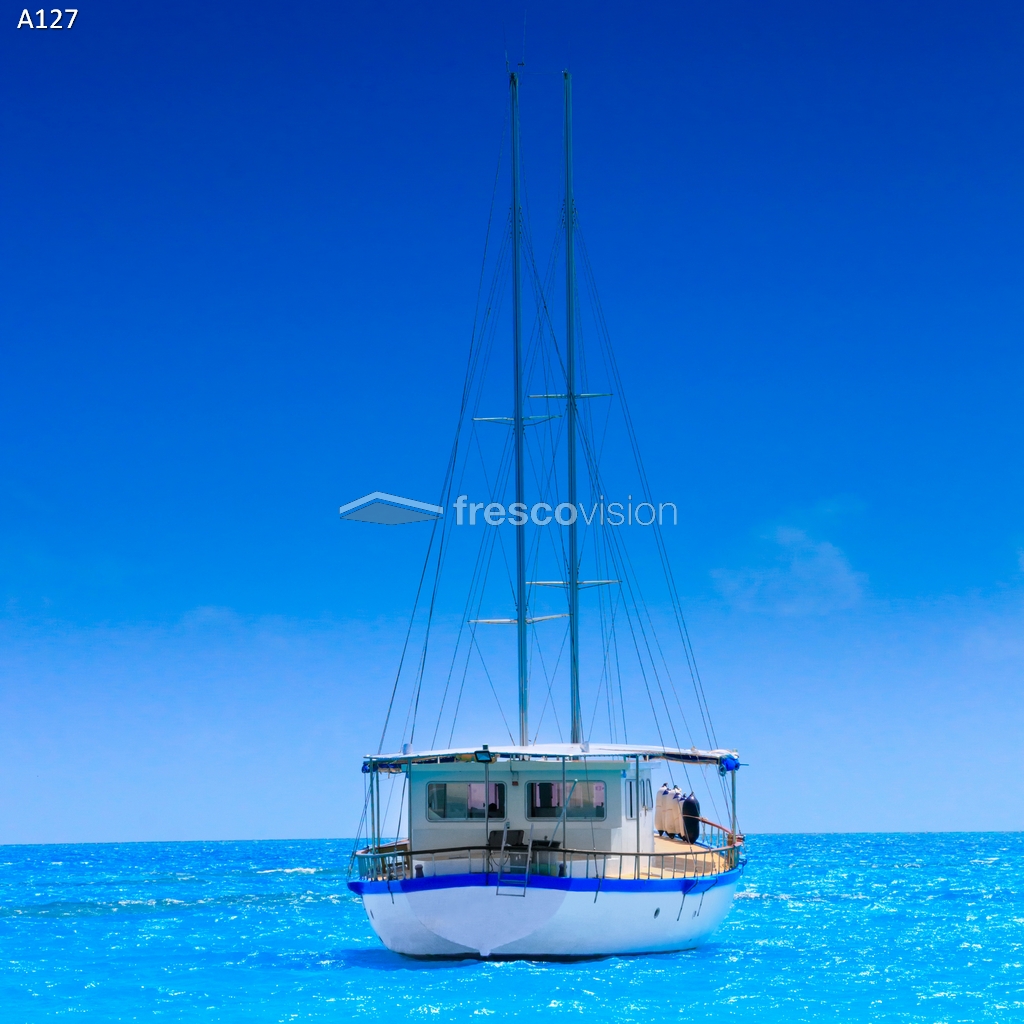 Aquarienrückwand mit Boot auf klarer blauer Wasseroberfläche