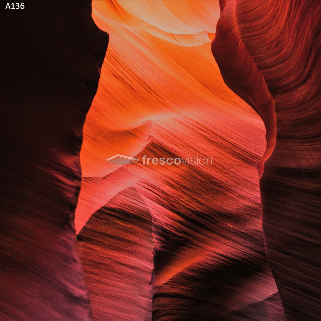 Beleuchtete Rückwand mit rustikalen Felsen