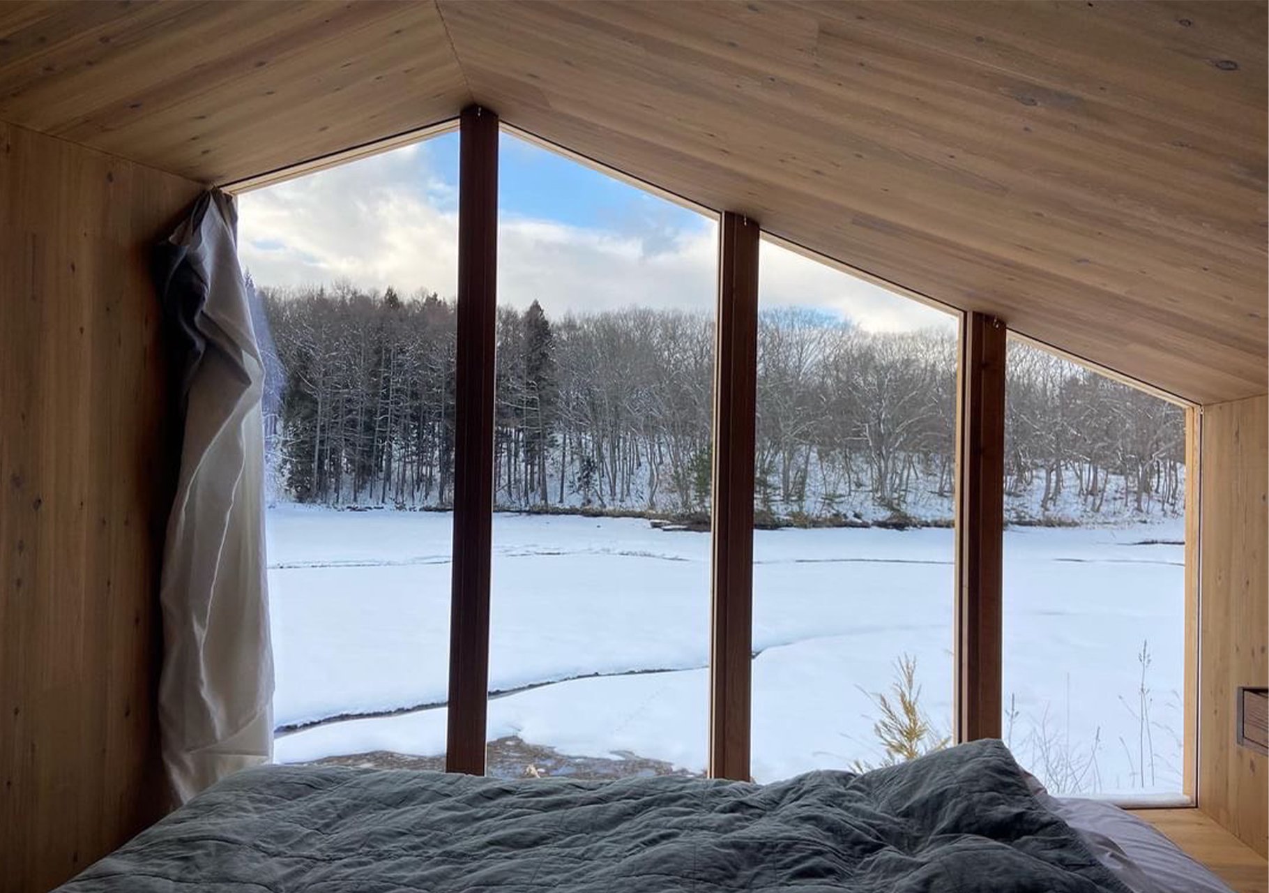 テキスタイルデザイナーからのご依頼｜トレーラーハウスホテルの特注カーテン