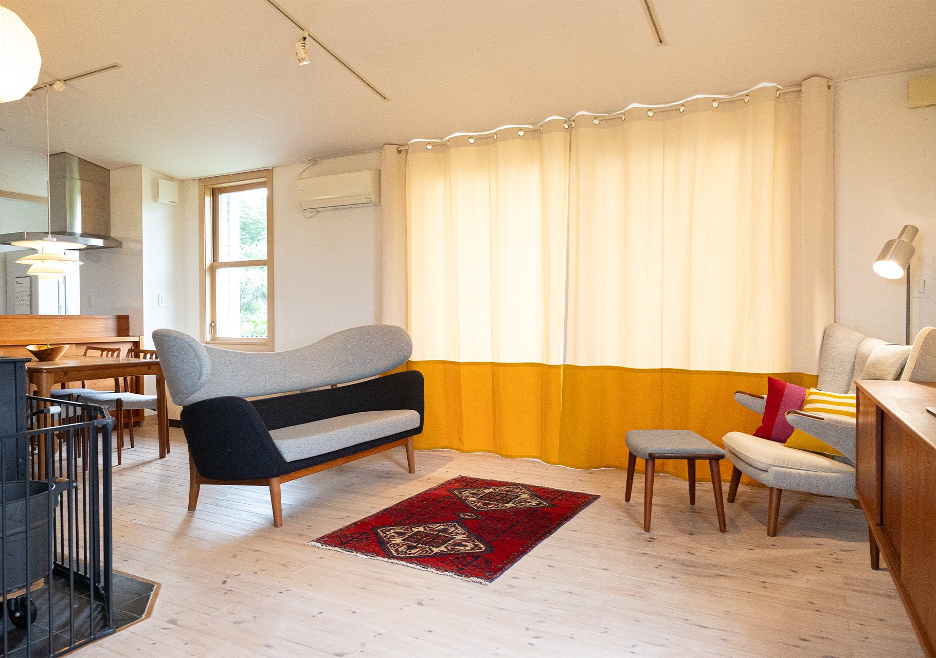 北欧ヴィンテージ家具と帆布カーテンの絶妙な組み合わせ