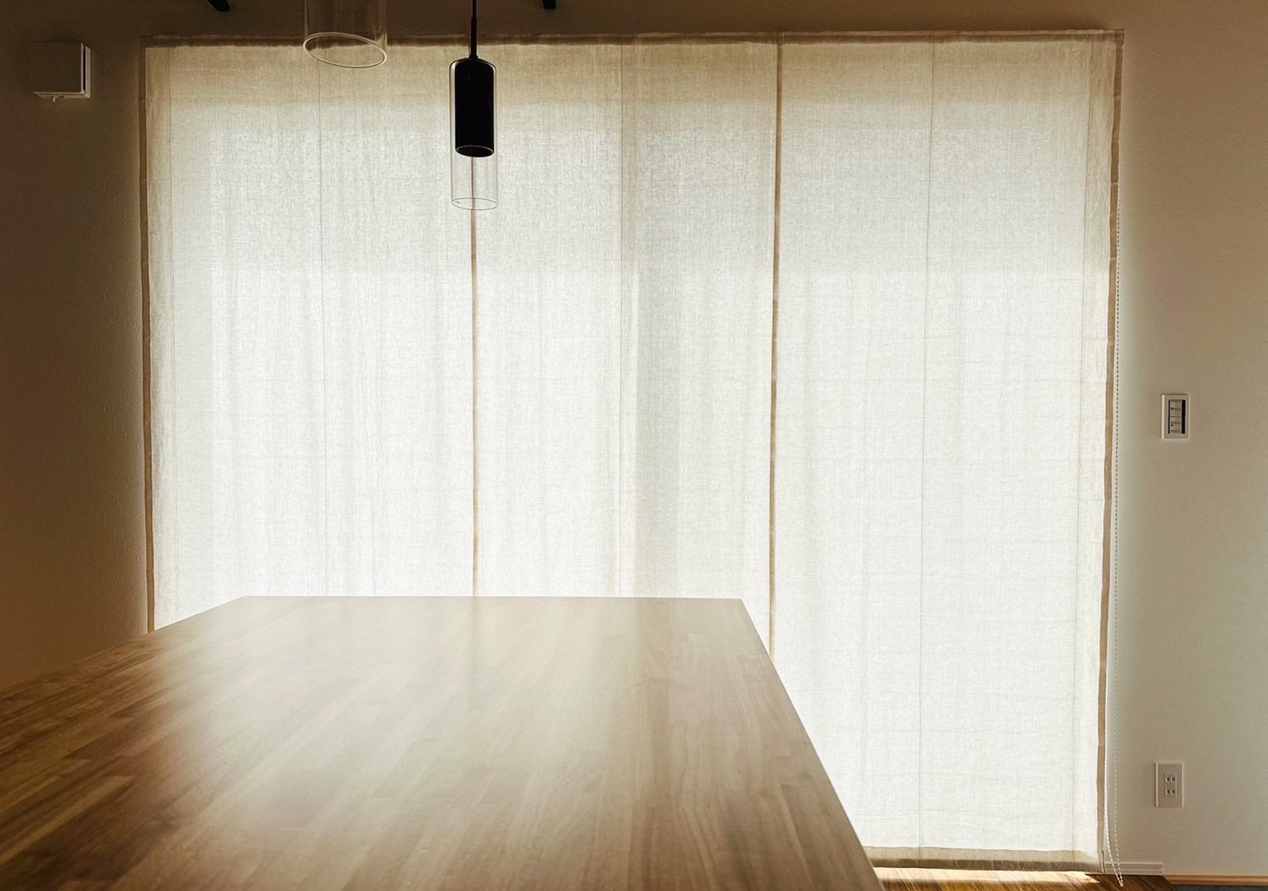 ホワイトのリネンシェードで素敵な採光を。
