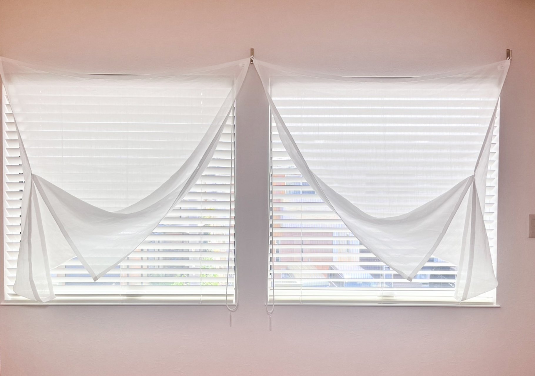 ラミーレース×ウッドブラインドのやわらかな窓辺