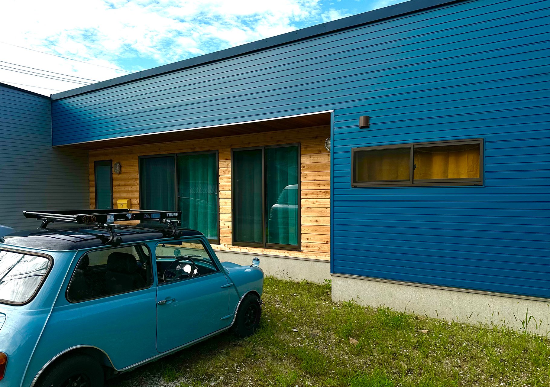 帆布カーテンが彩る、暮らしの一コマ