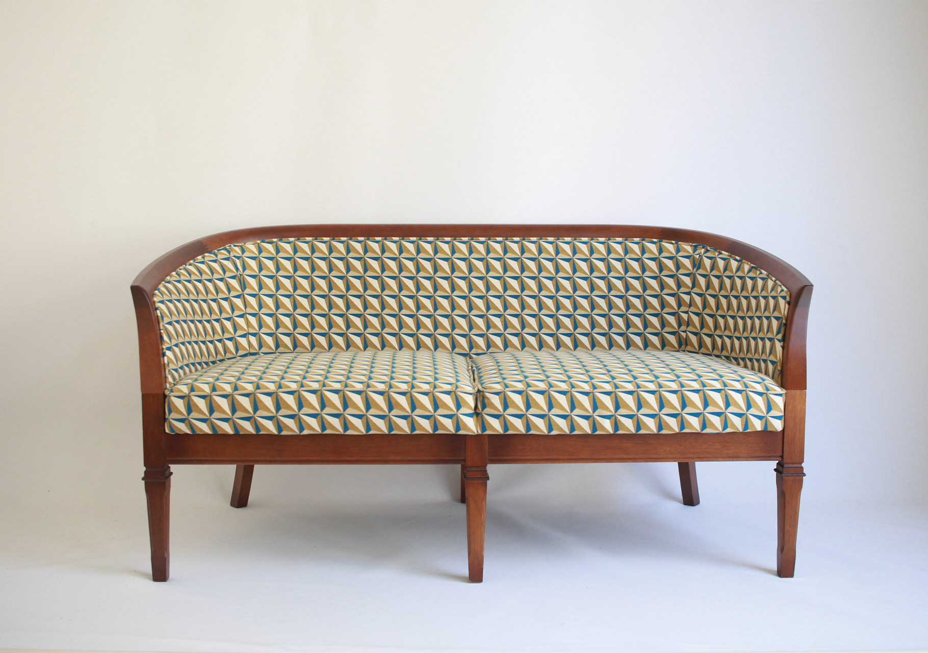 伝統あるマルニ木工のソファーを張り替えてみました！