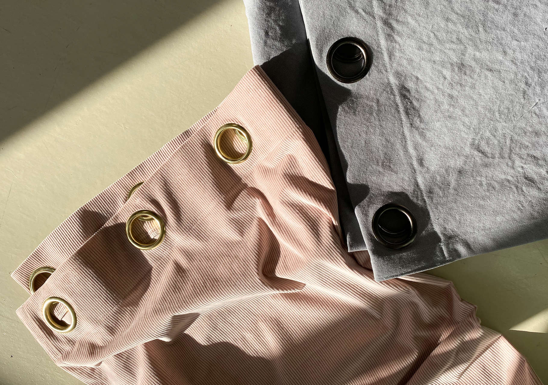 太畝コーデュロイと帆布生地のハトメカーテン。