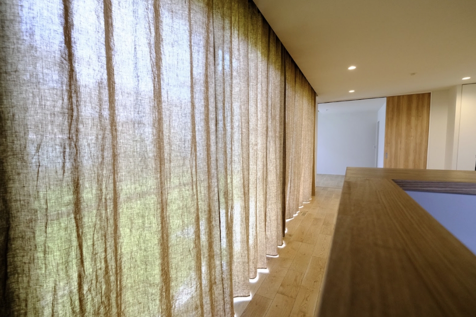 厚手リネンカーテン（カーキ）のある暮らし——しっかりと視線を遮り、空間に落ち着きを