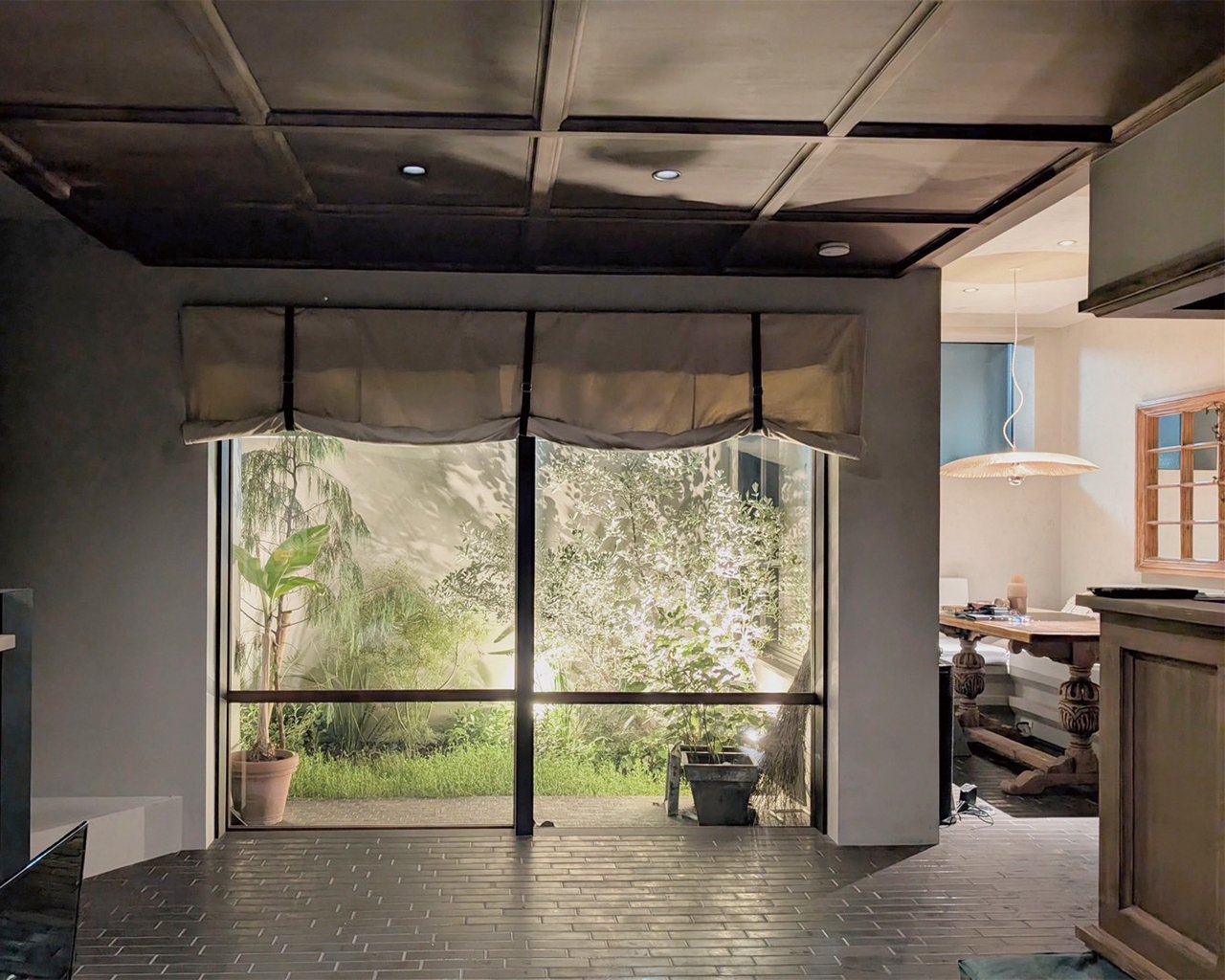 帆布生地を特殊縫製でロールアップカーテンに。