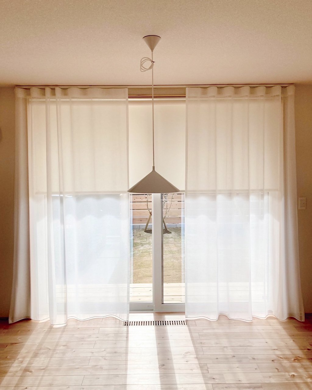 ロールスクリーンとレースカーテンの組み合わせ