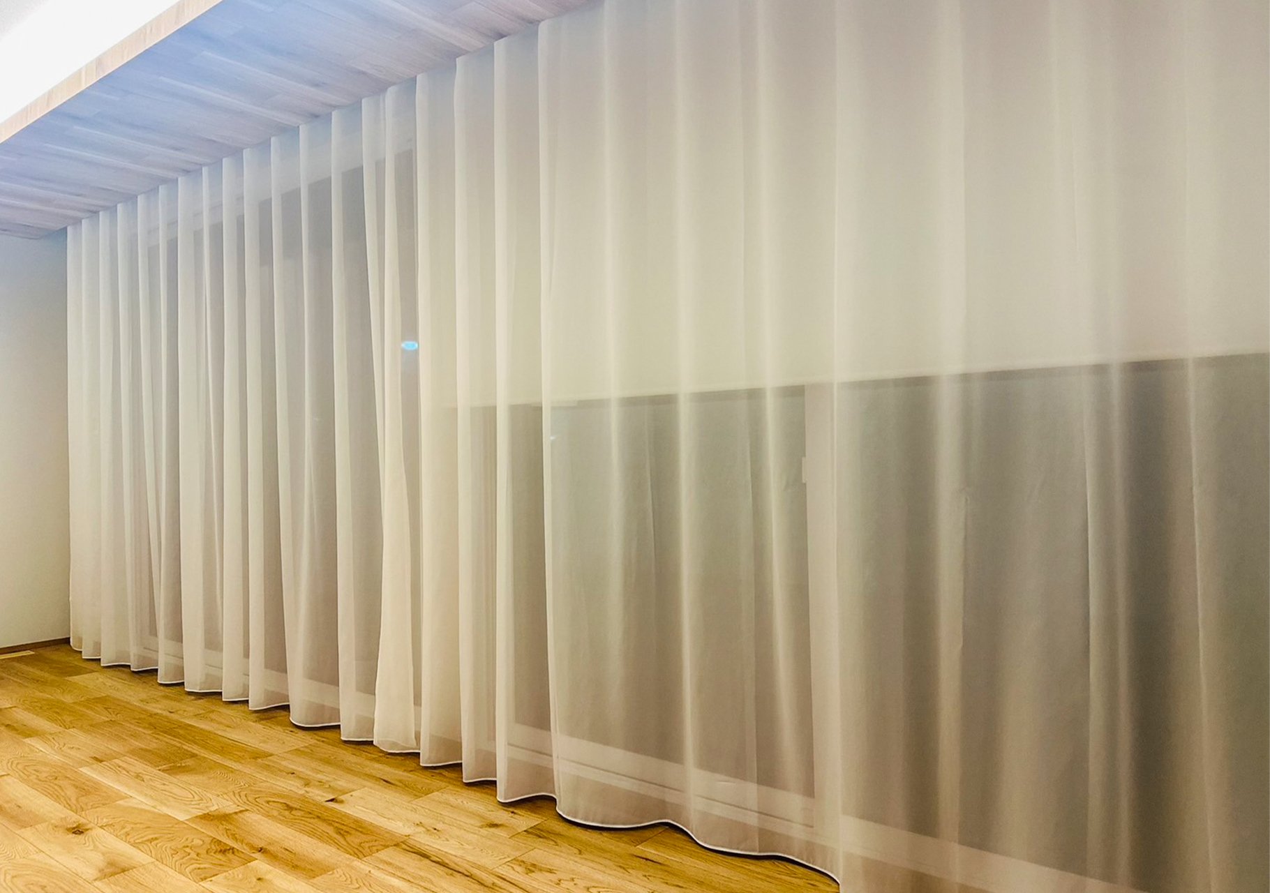 ロールスクリーンとレースカーテンを併用する理由｜天井ボックス・夜の見え方まで