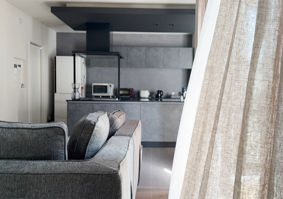 モダンなお部屋にリネンカーテン