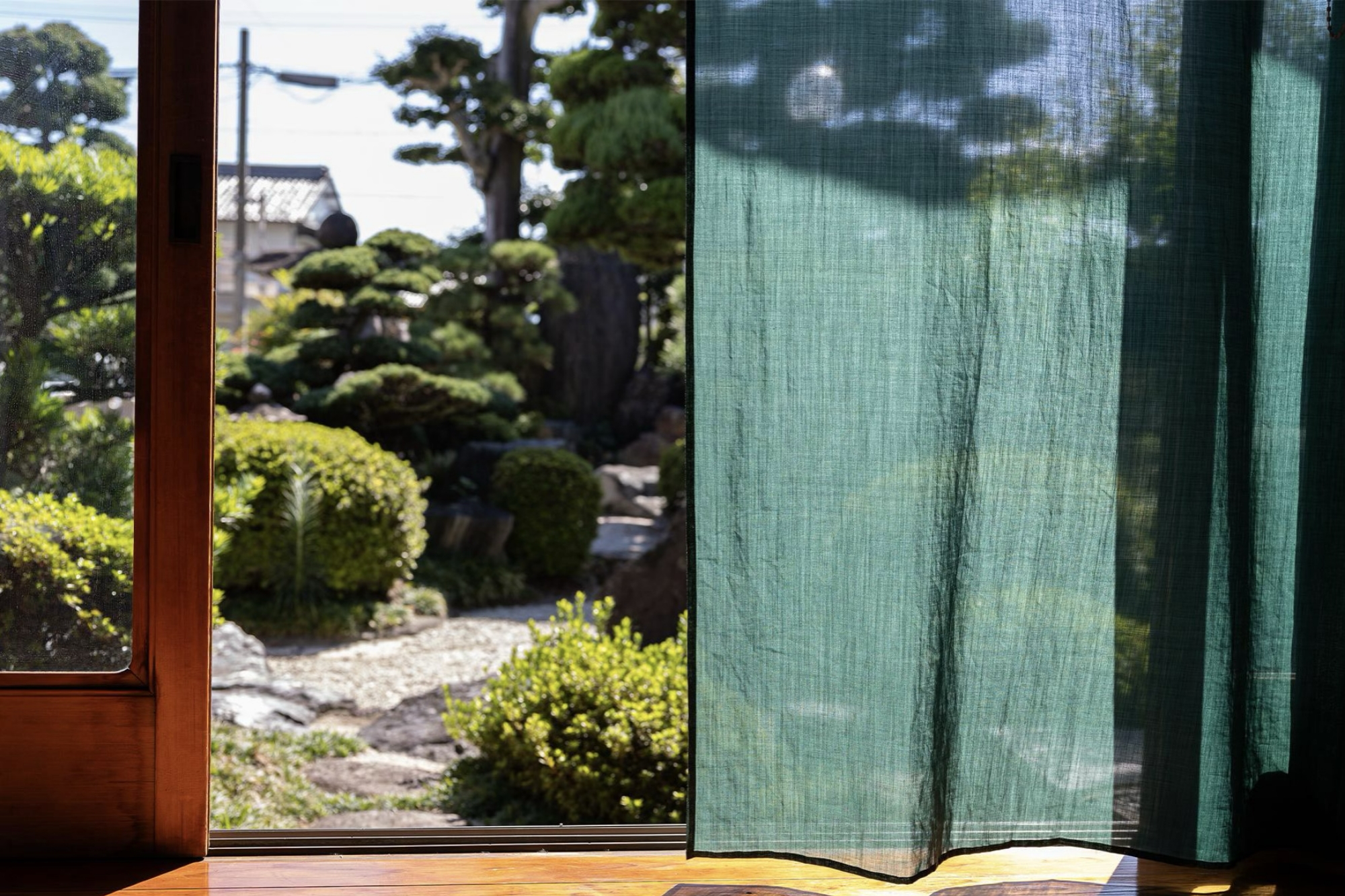 リネンカーテンの厚手・中肉厚・薄手（ラミー）を使ったおしゃれな部屋別事例