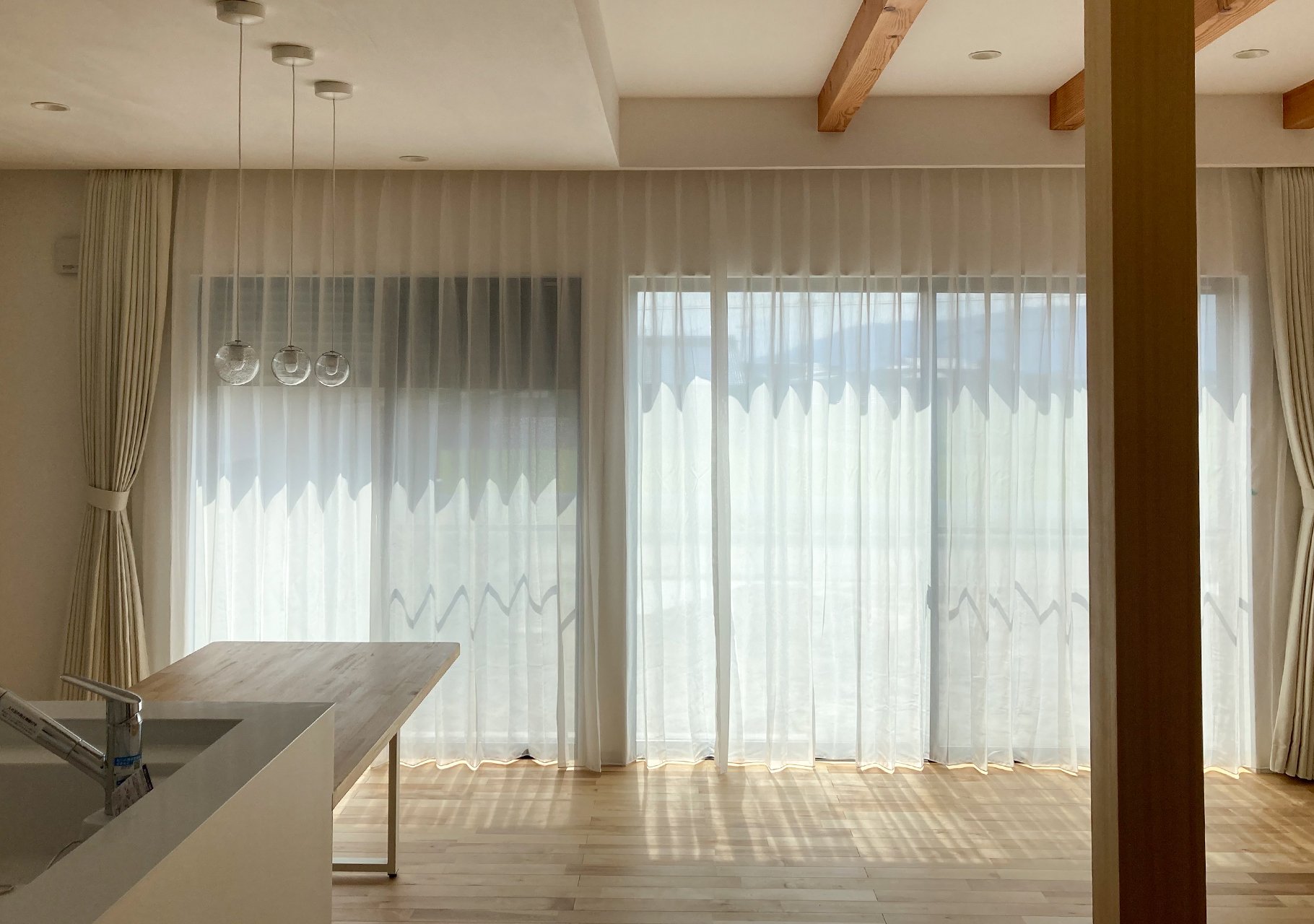 空間にとけこむ、美しいカーテンのつくりかた