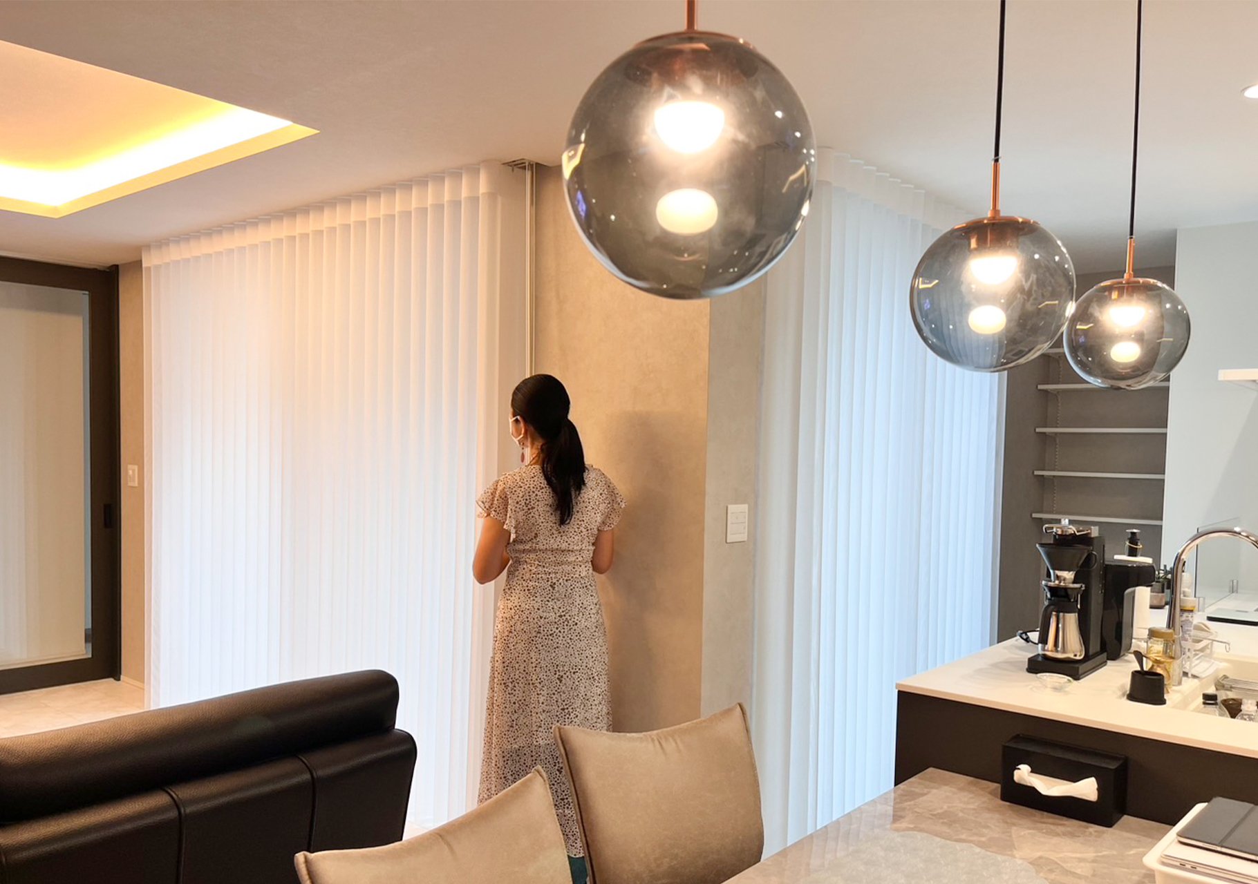 カーテンとブラインドのいいとこ取り。光を自在にあやつる「エアレ」