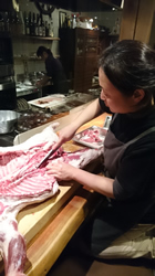 17キロの小熊を捌いてる