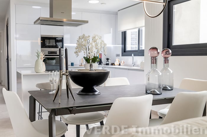 Moderne, offene Einbauküche