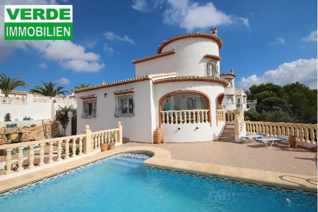 Pool mit großer Aussichtsterrasse