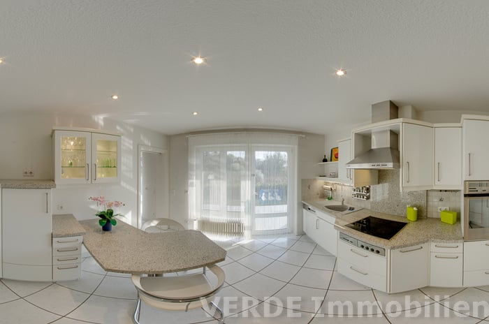 Geräumige Küche mit Terrassenzugang