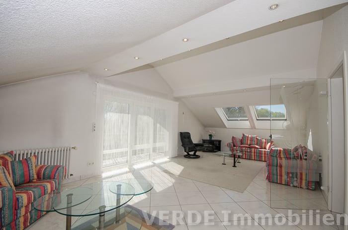 DG Wohnzimmer mit Balkon