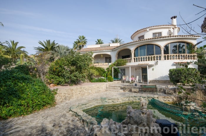 Hauptvilla mit Einliegerwohnung