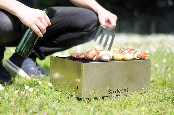 Leon, Designer und Freelancer, mit dem Bratesel-Grill ©Monika Belting