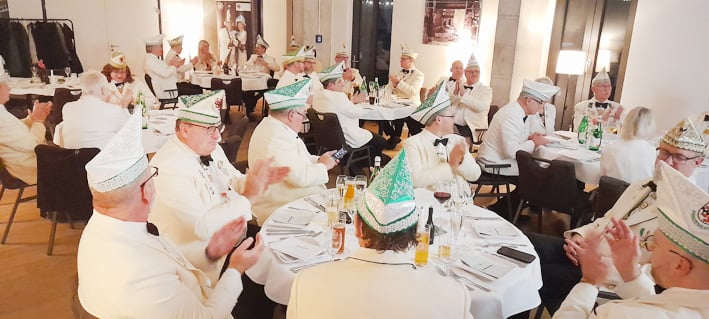 Einen Tag vor der Prinzenproklamation versammelten sich die Senatorinnen und Senatoren der Prinzengarde zum stimmungsvollen Sessionsauftakt im Gallodini