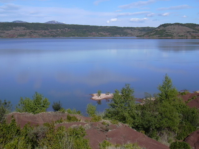 Lac du Salagou: terre rouge et eau bleue