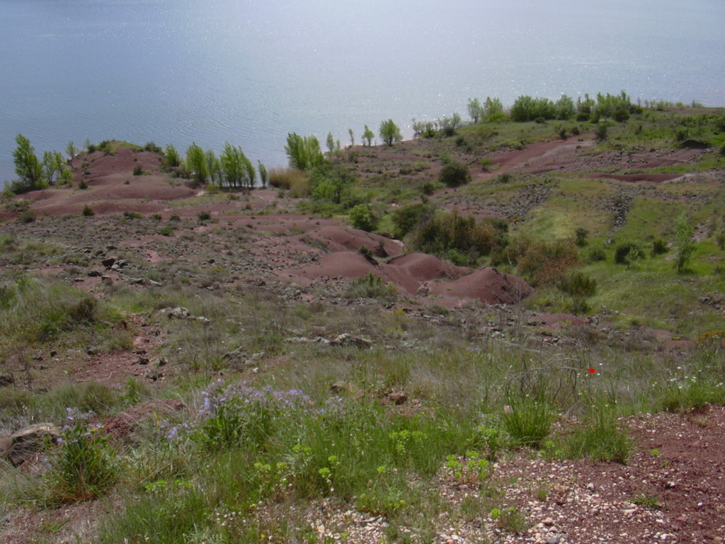 Les terres rouges aux abords du Lac du Salagou