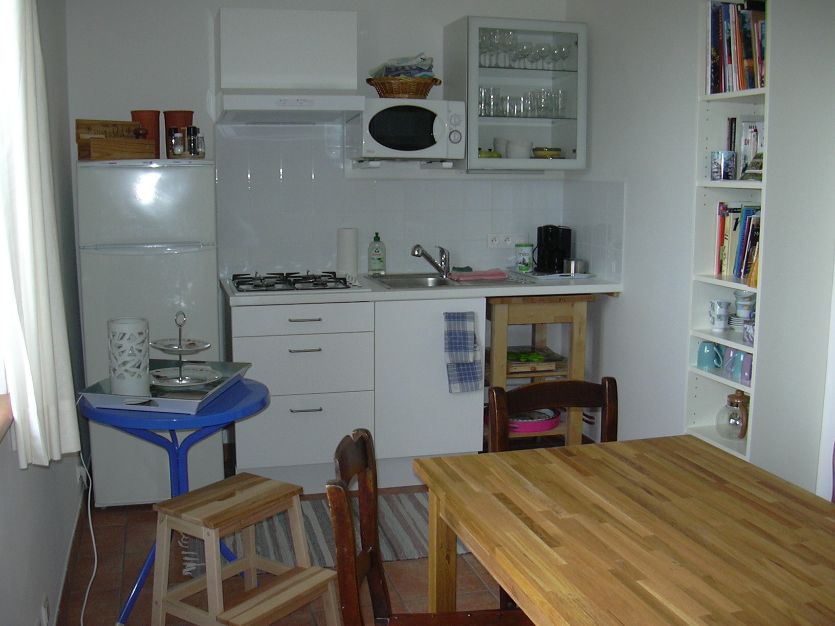 Espace convivialité avec son coin cuisine, sa bibliothèque...-Chambres d'hôtes Le Cadran Solaire