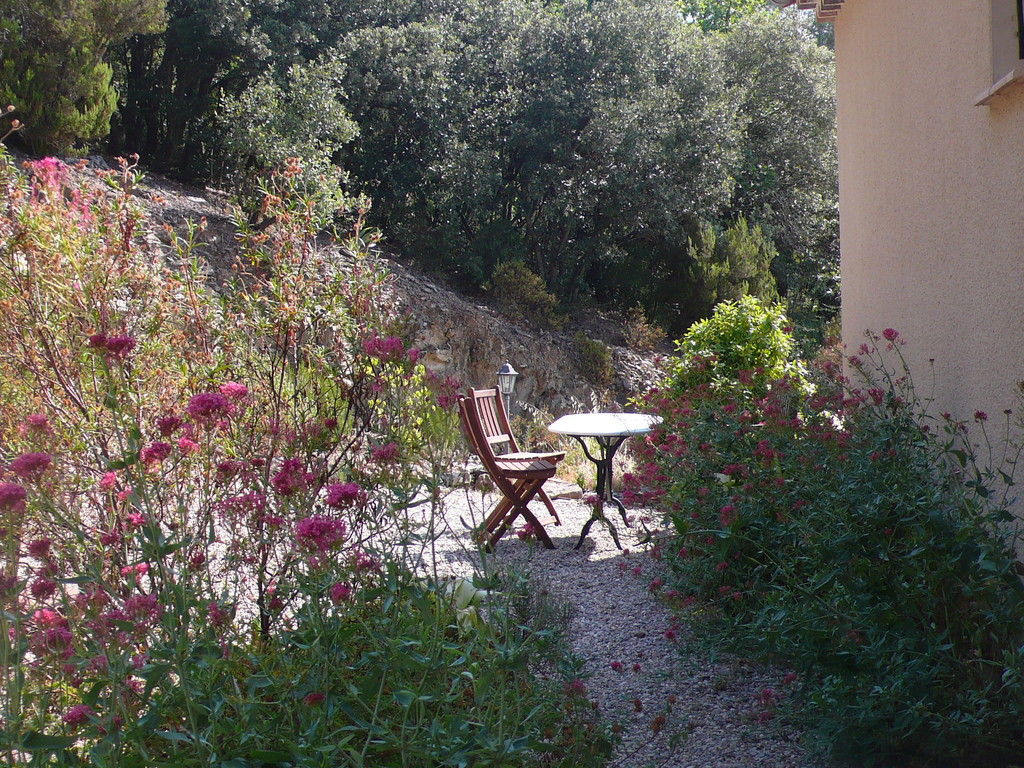Un coin de repos dans le jardin - Chambres d'hôtes Le Cadran Solaire à Cabrières