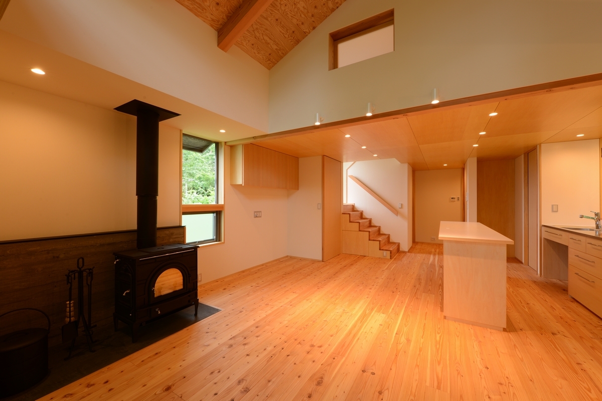 明野の家(山梨県北杜市)―食堂・居間｜薪ストーブ