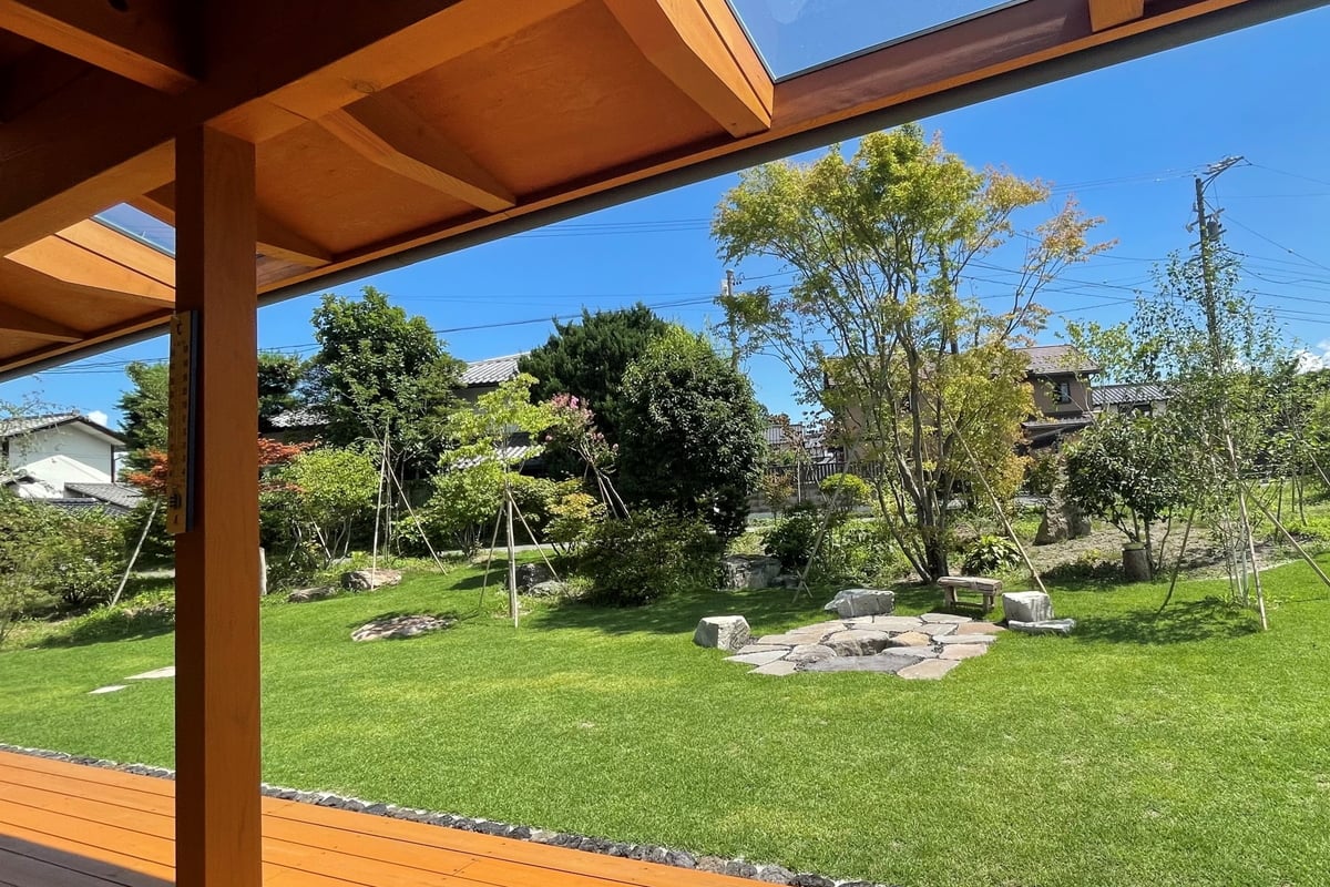 穂高有明の家Ⅴ（インナーデッキから南庭）