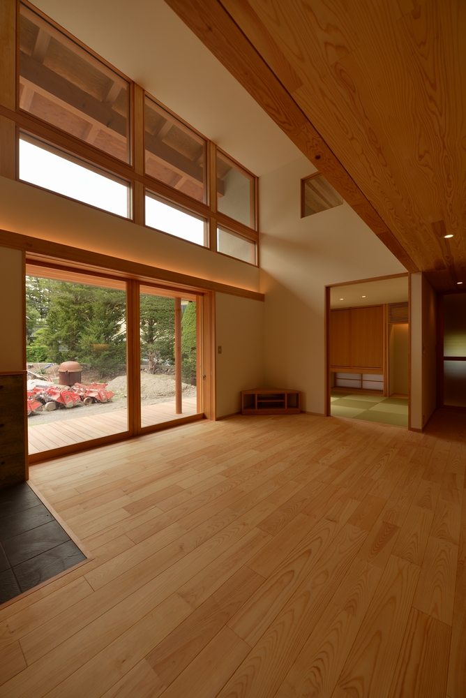 三郷の家Ⅲ（安曇野市）-居間｜全開木製ガラス戸