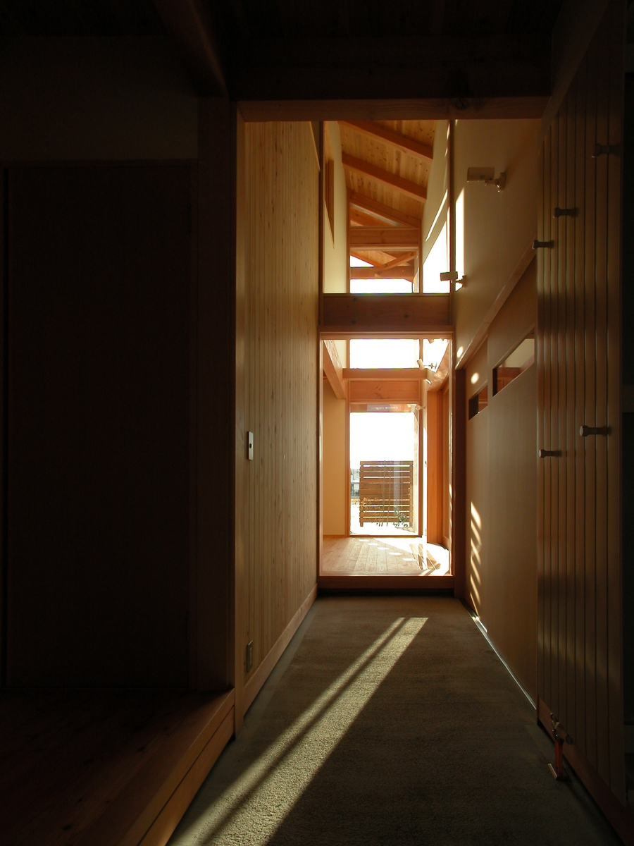 梓川の家Ⅰ(松本市)－玄関通り土間～居間