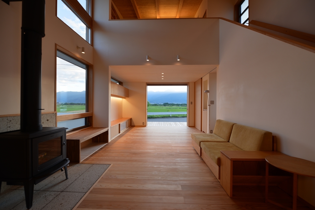 明科光の家（安曇野市）－居間食堂｜薪ストーブ