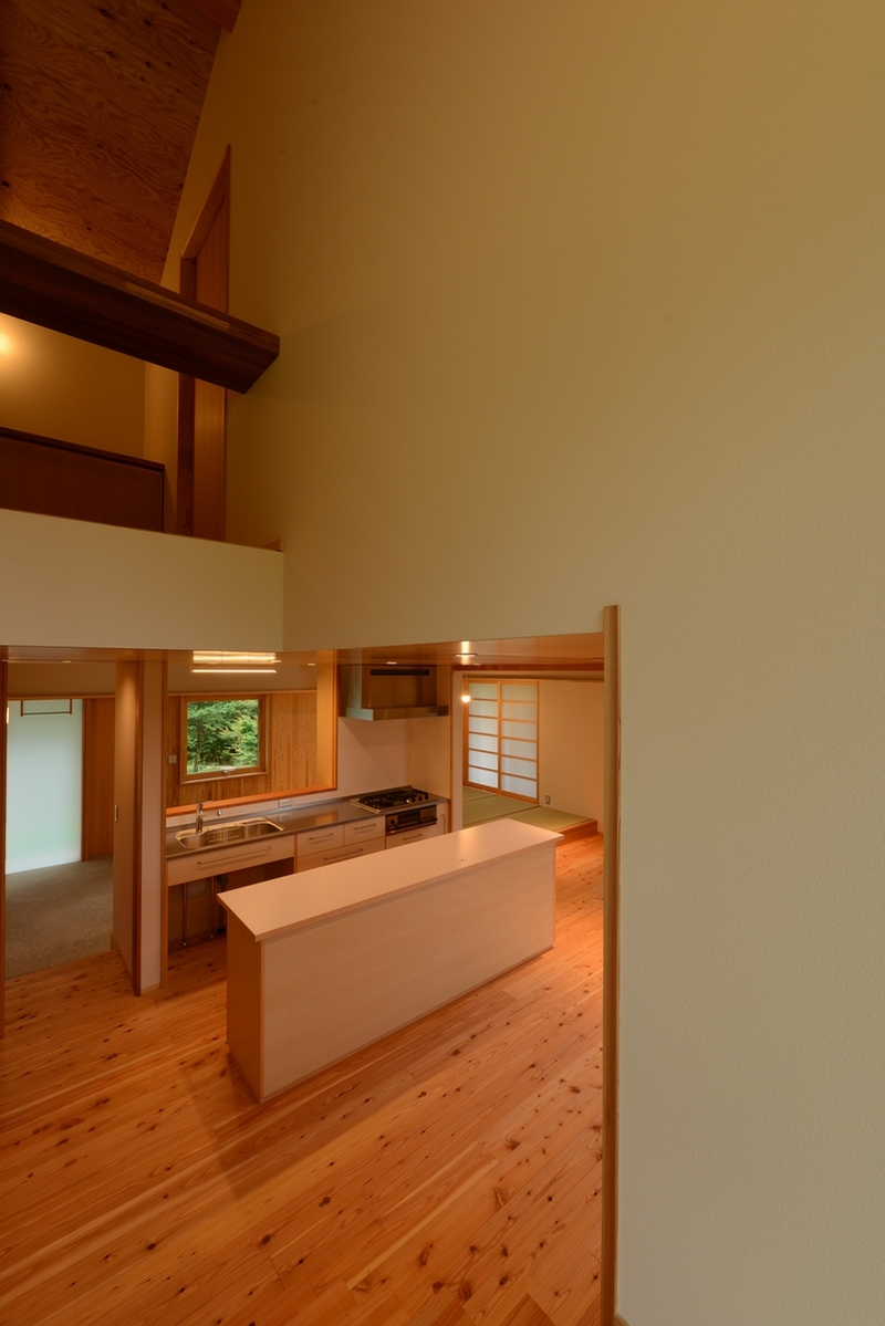 明野の家(山梨県北杜市)―階段より台所