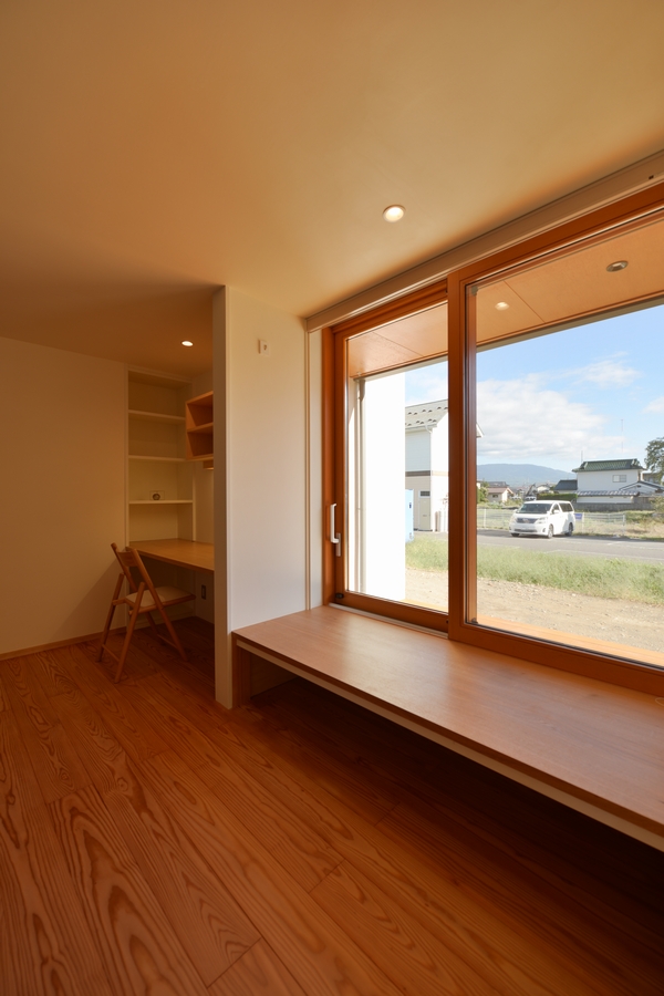 長野県　松本市　建築設計事務所　建築家　news設計室　丸山和男　住宅設計　設計監理　島内の家Ⅱ　竣工写真　窓辺ベンチ