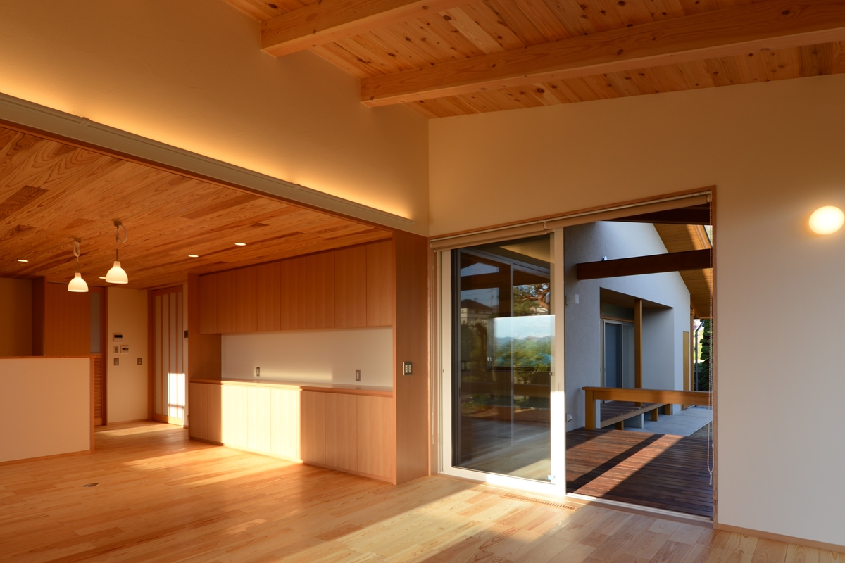 里山辺の家(松本市)－居間～インナーデッキ