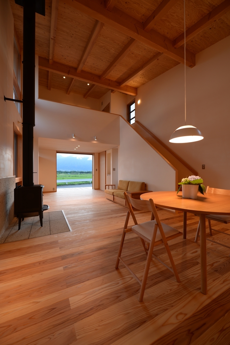 明科光の家（安曇野市）－居間食堂夕景