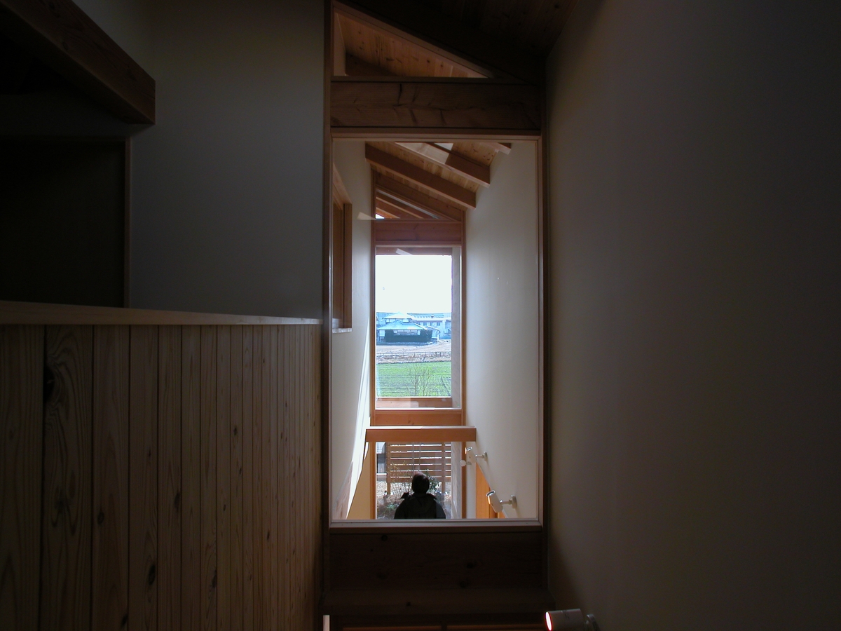 梓川の家Ⅰ(松本市)－玄関通り土間・居間上部吹抜