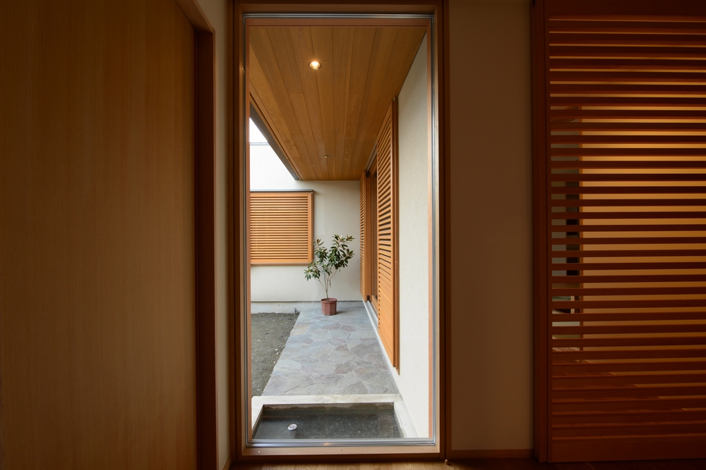 島内の家(松本市)-玄関ホール～中庭