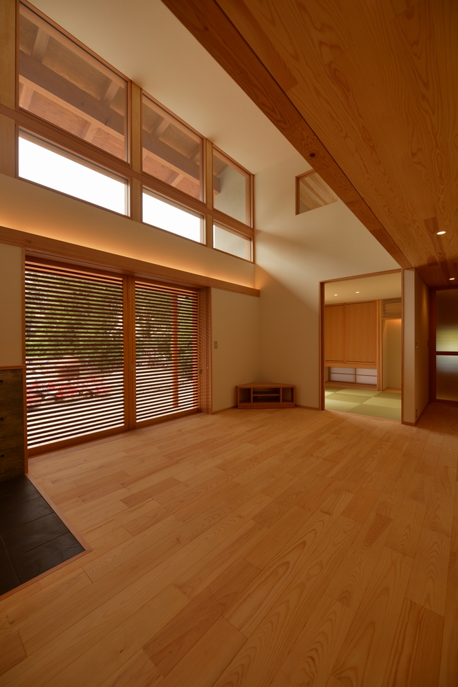 三郷の家Ⅲ（安曇野市）-居間｜格子網戸