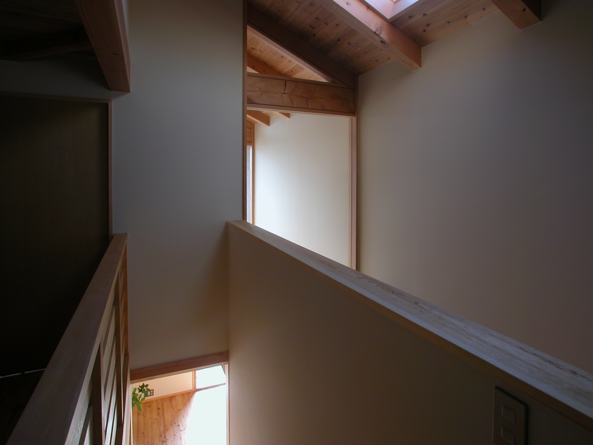 梓川の家Ⅰ(松本市)－玄関通り土間・階段室