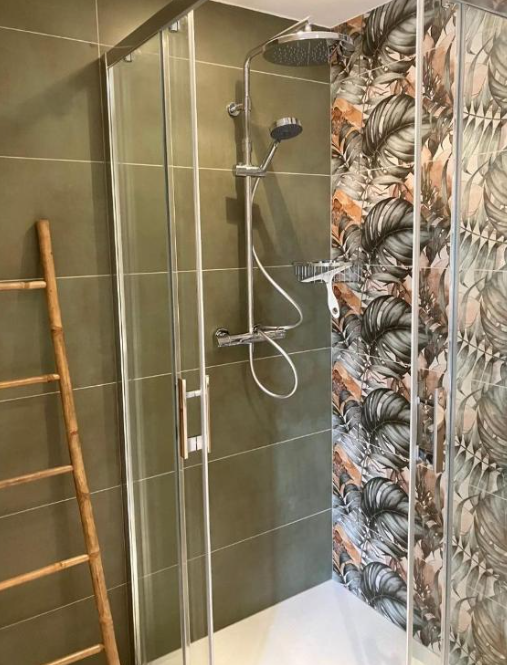 Après : La nouvelle faïence de la salle de douche