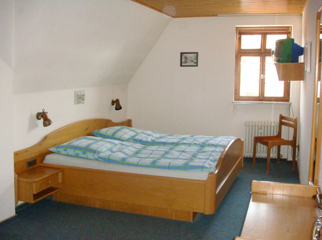 alle Zimmer mit Kabel-TV ...