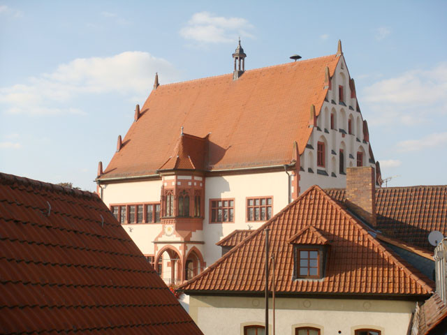 ... mit Blick auf das Rathaus
