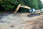 Der Bagger der Firma Ernst Krebs bei der Anlage des ersten von zwei Amphibiengewässern am "Fledermauswald".