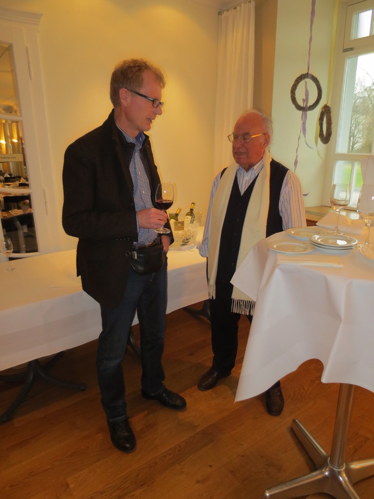 Auch Yves Bonanomi und Mario Fracasso (unsere HV-Gäste) unterhalten sich gerne in der angenehmen Umgebung