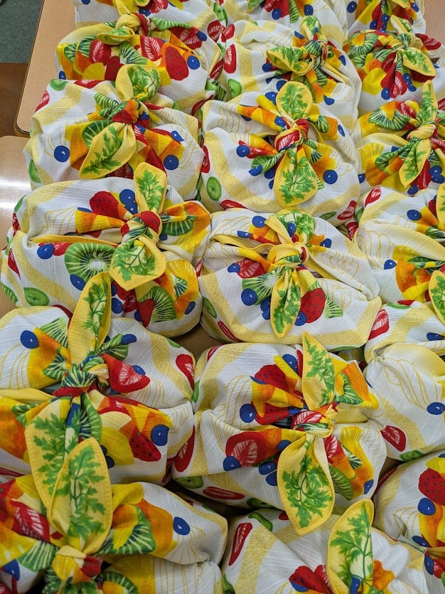 2026年受験シーズン 合格の祈りを込めて風呂敷で包んで結ぶ