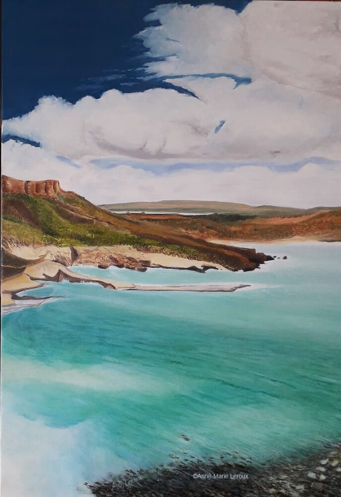 Montagnes entouré d'eau avec des gros nuages .Magnifique marine.